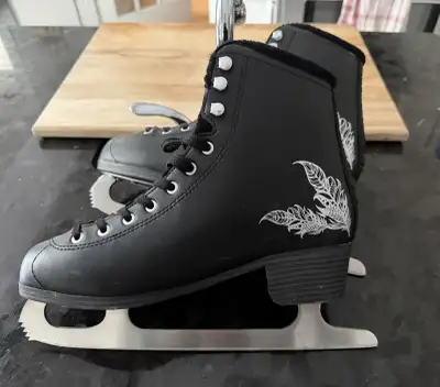 Used 2ce, excellent condition. Fleece lined, extra warm.