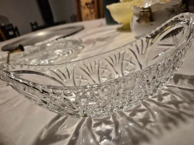 Crystal Pinwheel oval serving boat in Kitchen & Dining Wares in City of Montréal - Image 3