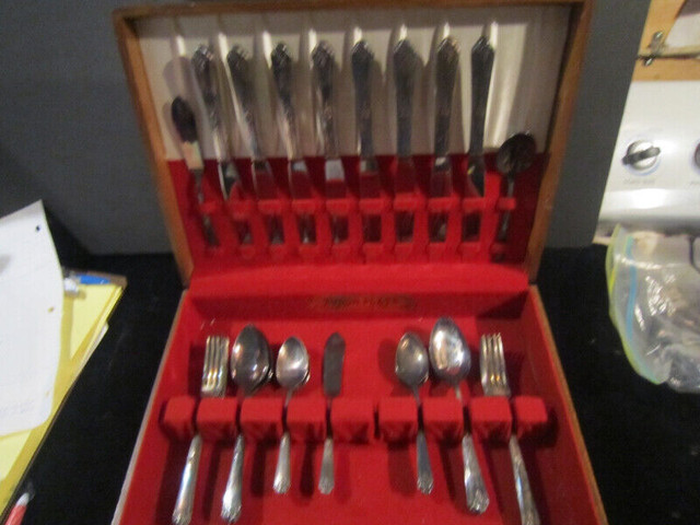 Service for 6 ... 1914 PATRICIAN silverware set, monogrammed "L" in Arts & Collectibles in Yellowknife - Image 2