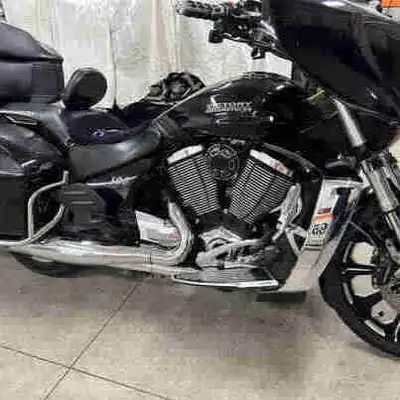 This Victory Cross Country is ready to go and features many OE and after market accessories! Vance a...