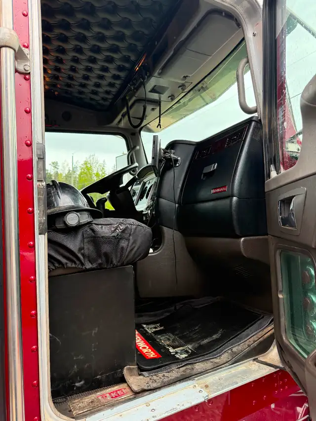 2023 Kenworth T800 with logging trailer in Heavy Trucks in Terrace - Image 8