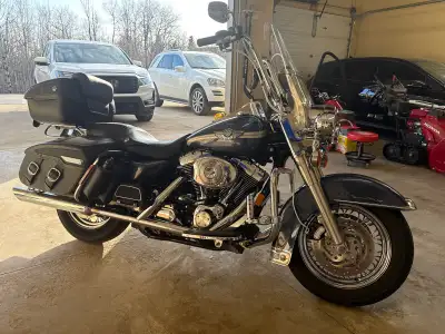 Low Kms Harley Road King Classic 88 cu in 5 Speed 1 1/4” bars Cruise control Fuel injection 27,000 k...