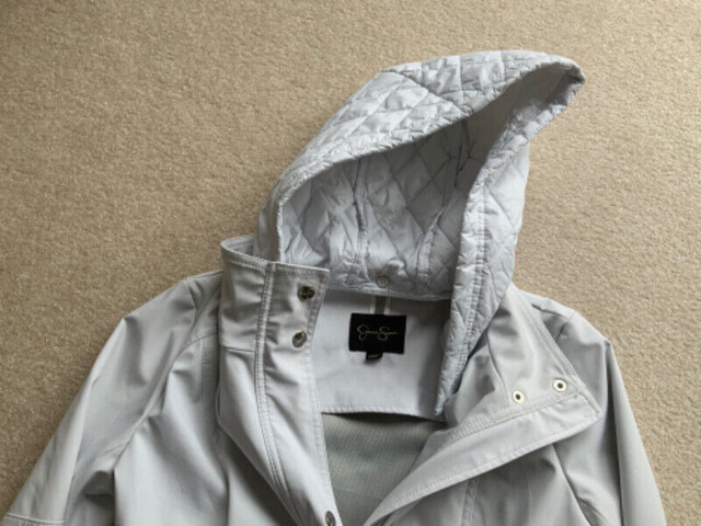 RAIN COAT - ALL WEATHER COAT White Like New Size Small in Women's - Tops & Outerwear in Belleville - Image 2