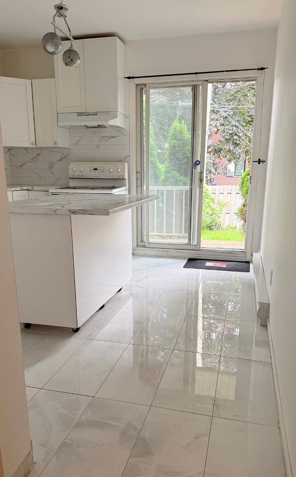 First month free! Bright  4½ close to Metro! 5