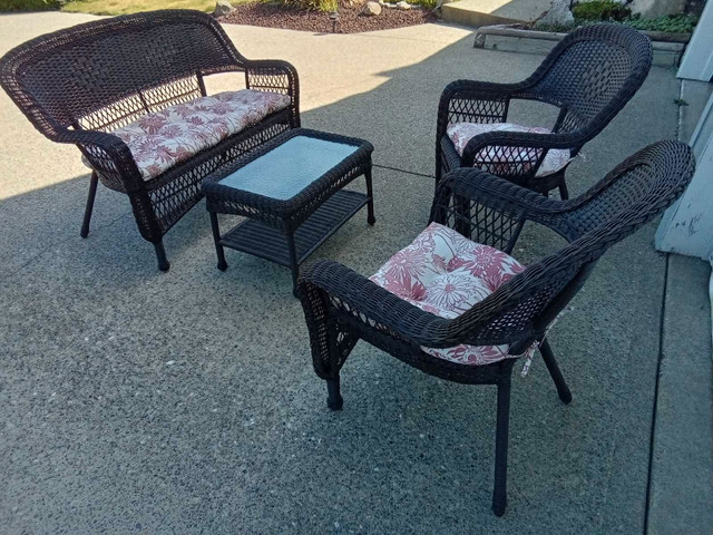 Wicker 4-Piece Patio Set Like New Condition! in Patio & Garden Furniture in Delta/Surrey/Langley
