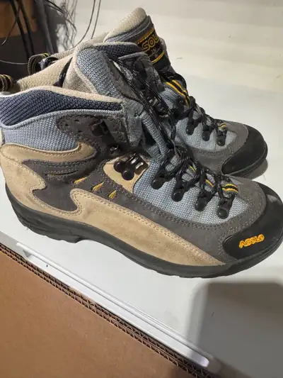 Women’s hiking boots size 8, View more