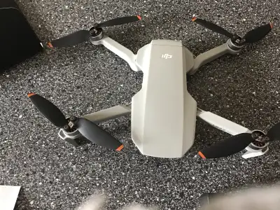 DJI mini 2 SE kit avec 3 batteries, chargeur, 6 hélices de remplacement, outil, livret d’instructuti...