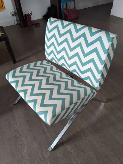 Fauteuil design blanc et vert, comme neuf, valeur neuf 205$ Tissus, avec pied métallique (housse ave...