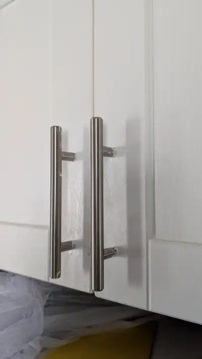 I have 22 Cabinet door knobs. All screws included for installation. All in very good condition.