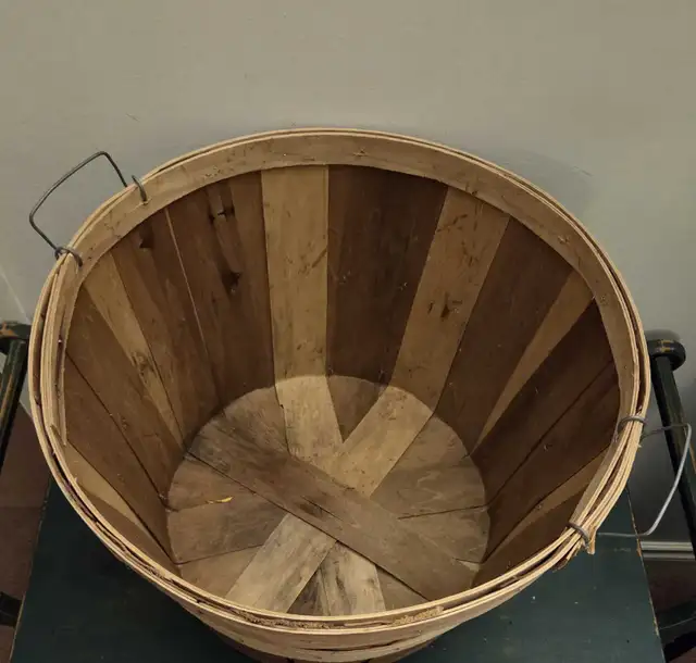 Primitive VTG Larg Basket Country Farm Wood Fruit Vegetable in Home Décor & Accents in City of Toronto - Image 7
