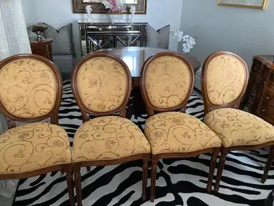 4 chaises d'appoint de salle à manger de style Louis XVI., View more