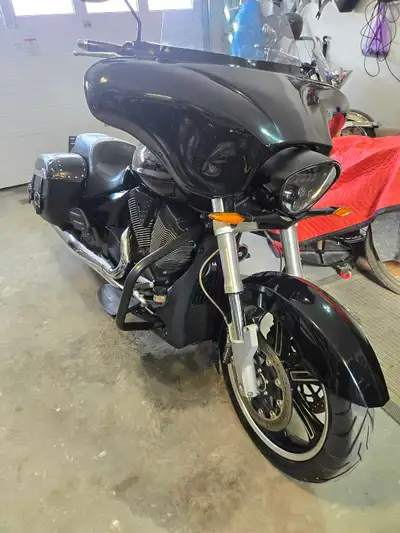 Victory Crossroads blacked out version 26000 km. Fresh oil, excellent tires runs perfectly. Added ba...
