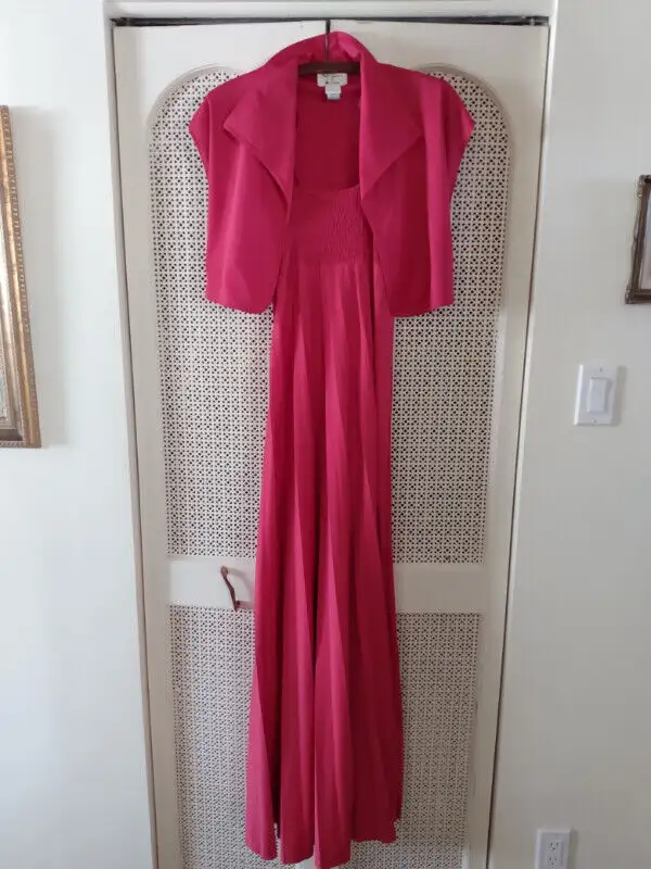 Woman's sleeveless full-length dress with short matching jacket in Women's - Dresses & Skirts in Mississauga / Peel Region - Image 2