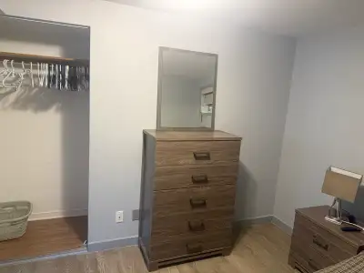 Chambre à louer dans une maison familiale à Brossard à 15 mn de marche du Dix/30 et deux pas de l ar...