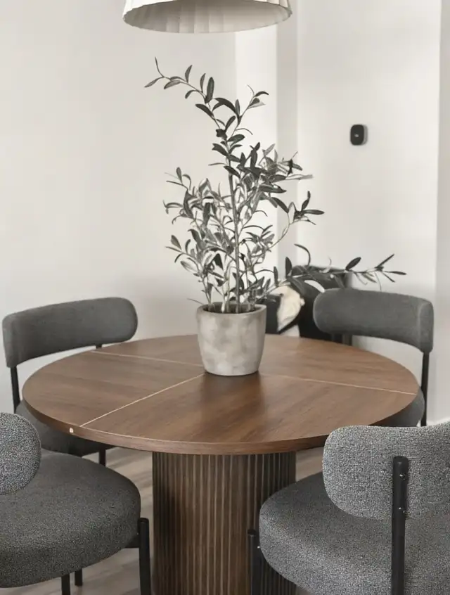 47" round dining table  in Dining Tables & Sets in Markham / York Region - Image 2