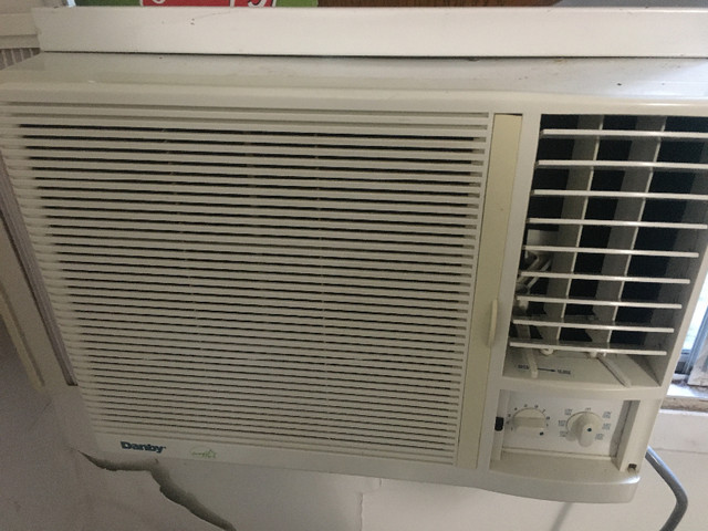 Air conditioner Danby 5200 BTU dans Appareils électroniques  à Ville de Montréal - Image 3