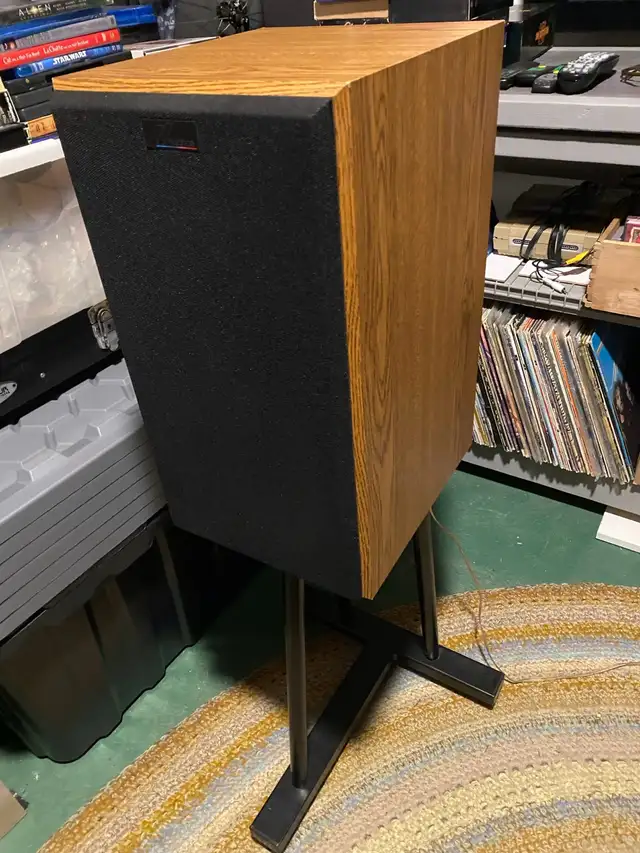 genesis  midsize speakers on stands in Speakers in Kelowna - Image 3