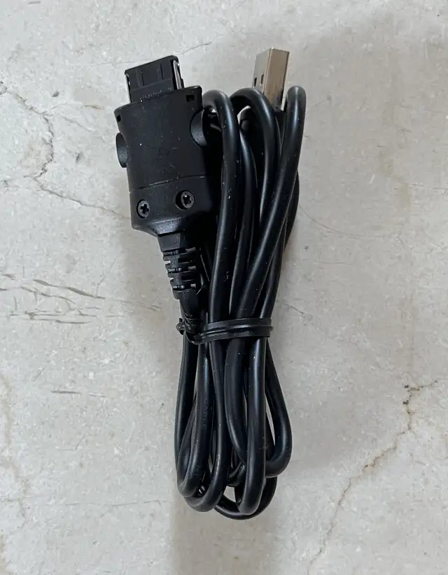 100 cm iPhone 4 data cable in Cell Phone Accessories in Mississauga / Peel Region - Image 9