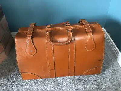 Vintage tan leather expandable Briefcase with Cheney lock, made in England. Top zipper closure with...