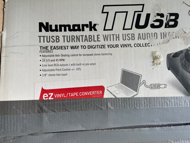 Numark DJ turntable and record player425225565819392000