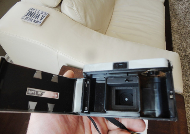 I have Two Vintage Kodak Instamatic 104 Camera w/original Box in Cameras & Camcorders in Kitchener / Waterloo - Image 4