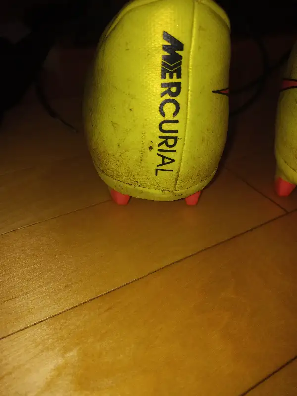 Nike soccer cleats & 2 sets of shin pads - Women's size 8 in Soccer in Dartmouth - Image 5