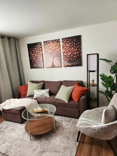 Appartements lumineux, impeccables et entièrement équipés. ✨ 4.5 au demi sous-sol — 1 grand lit, 1 l...