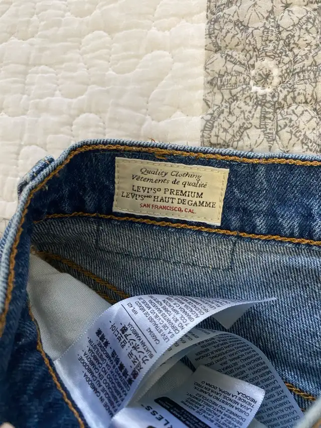 Levi Woman Shorts in Women's - Bottoms in City of Toronto - Image 4