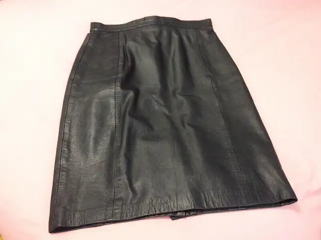 Jupe cuir noire in Women's - Dresses & Skirts in Trois-Rivières - Image 2
