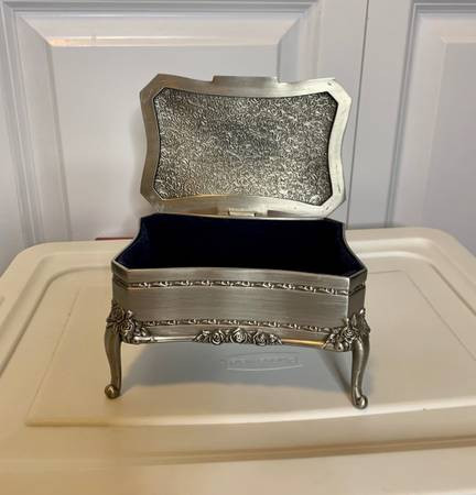 Vintage Jewelry Box in Arts & Collectibles in Burnaby/New Westminster - Image 2