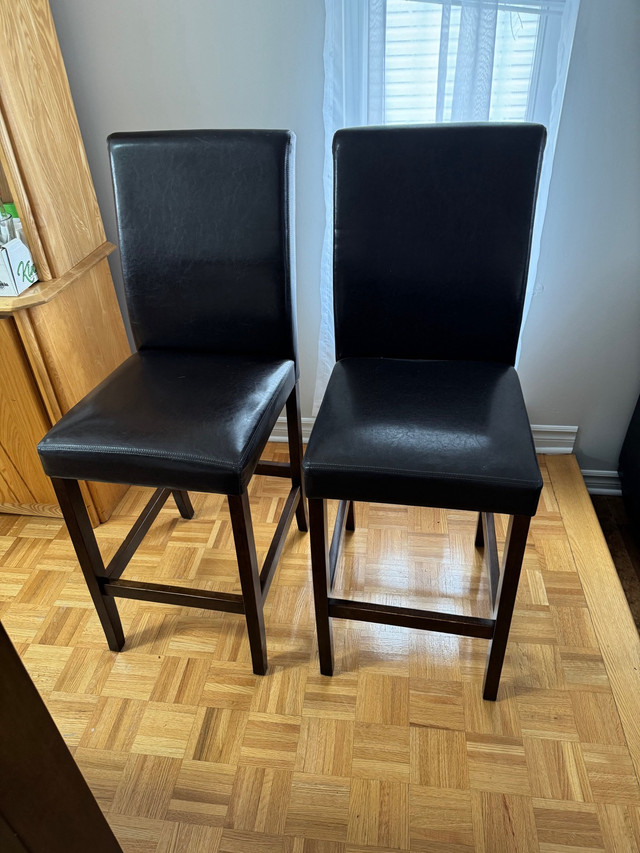 Table 54x54x37 e 6 chaises dans Mobilier de salle à manger et cuisine  à Laval/Rive Nord - Image 3