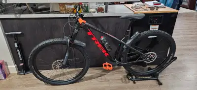 2022 Trek Roscoe 8 Medium - Like New, View more