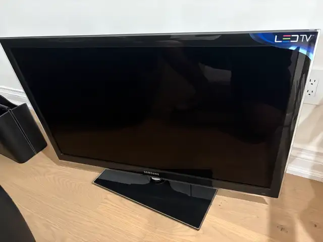 Samsung LED TV  40” for sale in TVs in Markham / York Region - Image 2