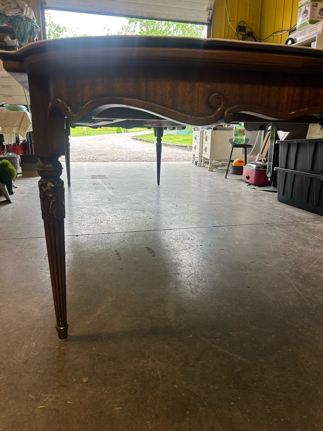 Dinning room table with chairs in Dining Tables & Sets in Oshawa / Durham Region - Image 2