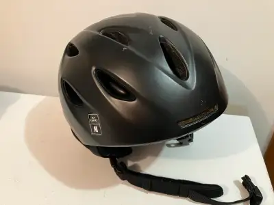 Casque de ski alpin noir, unisexe. Marque Giro. Grandeur médium. Très bonne condition.