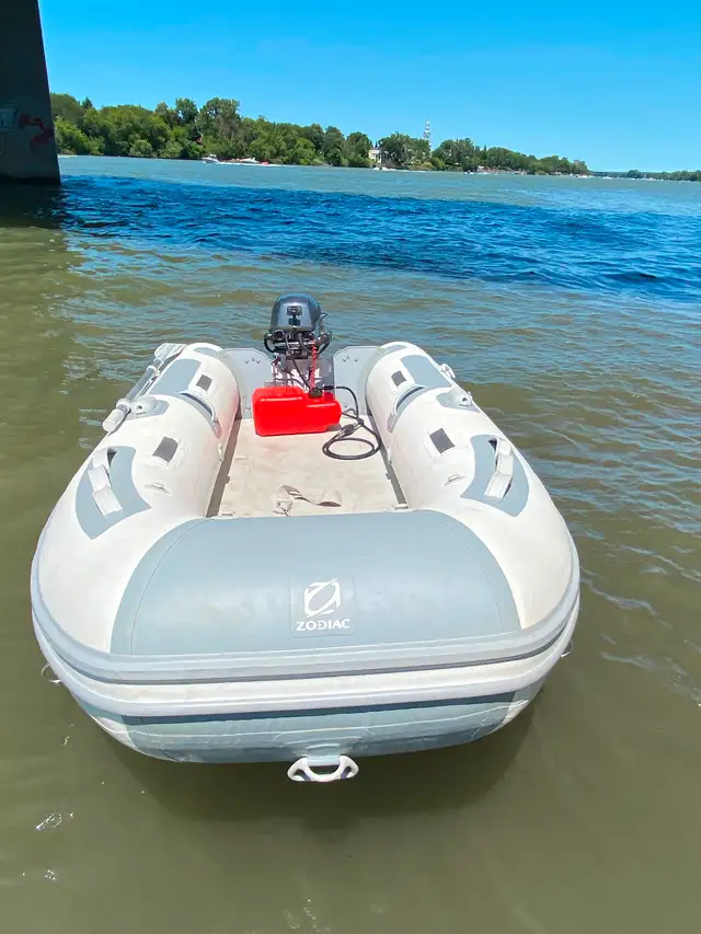 Pneumatique Zodiac Cadet Aero 310 avec moteur 4 temps Yamaha 9.9 in Powerboats & Motorboats in Longueuil / South Shore - Image 3