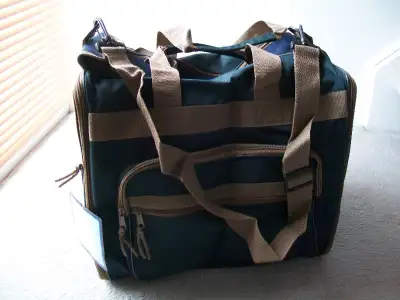 Un sac à bandoulière pouvant servir pour le sport, les voyages, le transport, la randonnée, la chass...