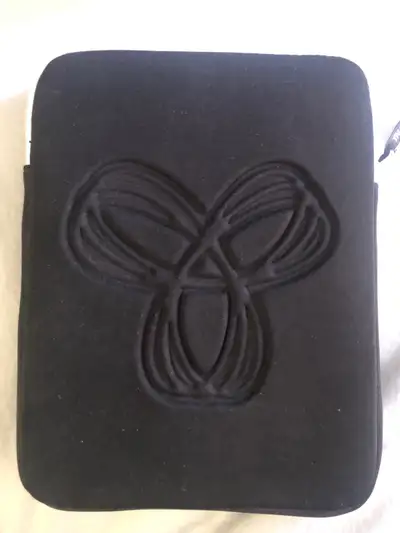 Aritzia / TNA Tablet case, View more