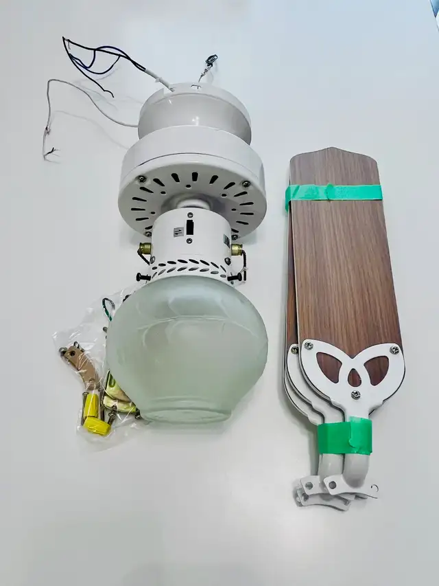 36" Ceiling Fan with Light- White or Wood Tone Blades in Indoor Lighting & Fans in Mississauga / Peel Region - Image 3