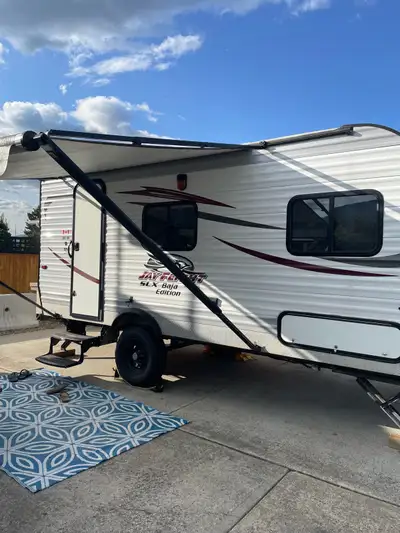 Great condition Easy to tow 2825 lbs dry weight Air conditioner, furnace, fridge, new tires, queen b...