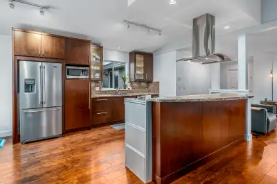 This open-plan upper-floor end unit is private, bright, spacious and offers comfort, style and stunn...