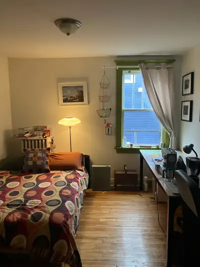 Available immediately! 1 bedroom available in 4 bdrm house. Right off Quinpool close to amenities, n...