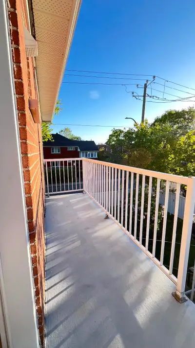 3 1/2 dans un triplex très accessible à Saint Laurent. Chauffage et eau chaude inclus. -Très bel app...