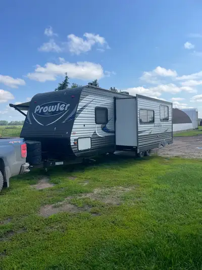 2018 Prowler Lynx 285 Electric awning 1 slide 2 doors Rear door is enterence to washroom TV, stereo...