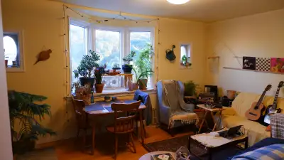 Bedroom available in Bright Junction apartment