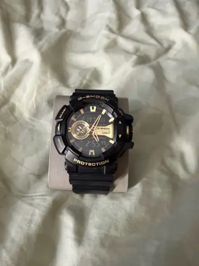 Casio G-Shock Men's Digital Watch, asking $140. À vendre montre G-shock, demande $140.