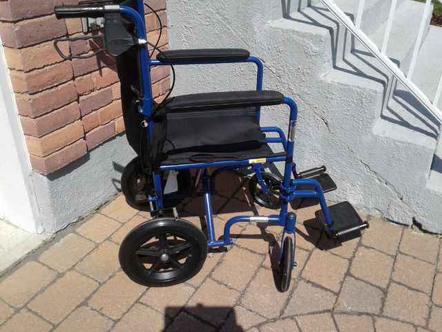 Chaise de transport, pliable, legere dans Santé et besoins spéciaux  à Saint-Hyacinthe - Image 2