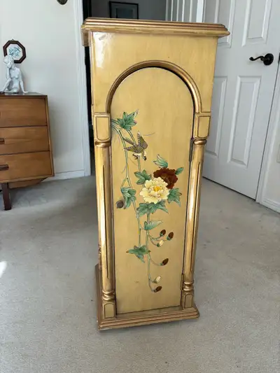Oriental curio 14” LX 14”W , 36” high 14" de longueur X 14" de largeur, 36" de hauteur $185