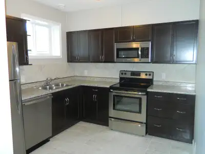 880 square feet of living space Suite is in new condition 2 bedrooms 1 bathroom 9 foot ceilings In f...