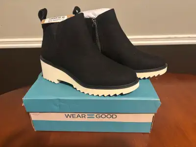 Toms women’s boots size 8, View more